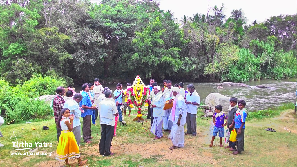 Devotees singing at Karighatta